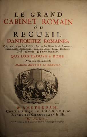 Le grand cabinet romain ou recueil d'antiquitez romaines, qui consistent en bas reliefs, statues des dieux & des hommes, instruments sacerdotaux, lampes, urnes, seaux, bresselets, clefs, anneaux & phioles lacrimales que l'on trouve a Rome.