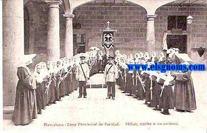 Barcelona.Casa Provincial de Caridad. Nias,salida a un entierro.