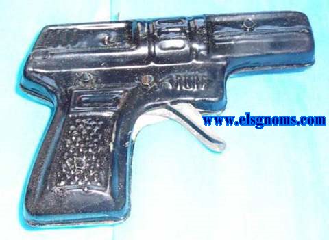 Pistola para los llamados fsforos de trueno en tira, fabricada en Portugal en hojalata embutida en prensa, troquelada, con mecanismo de almacenamiento y gatillo de disparo con r4estos de estao.