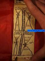 Kitab. Pieza realizada sobre pergamino completamente manuscrita con tinta negra y algunas en rojo, e ilustrado con 3 escenas estilizadas pintadas a mano en negro, y cuyo nombre kitab tanto en etiope como en rabe indica un amuleto mgico cristiano copto, as como la funcin de exorcizar a quien lo lleva, reproduciendo cuestiones morales, ticas y oraciones religiosas. Con invocaciones a los snatos y a la virgen