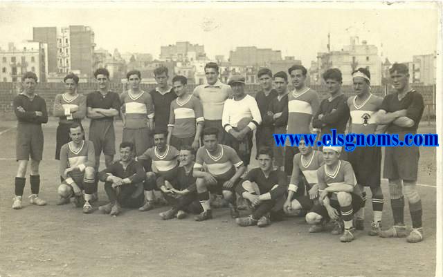 Postal fotogrfica de equipo de ftbol en blanco y negro realizada en la zona del Eixample en poca indeterminada. En reverso: J. Solanes Rod. Mallorca, 535-3-2 Barcelona (S.M.).