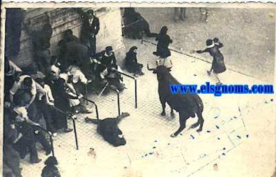 J.Galle - Pamplona. Fotografa de un encierro de toros en Pamplona por San Fermn.