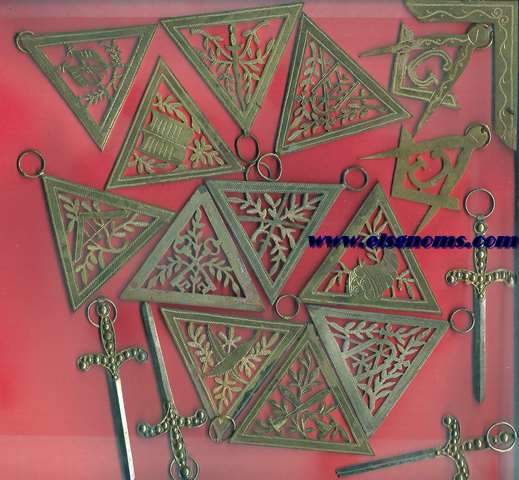 Masonera. Conjunto de 18 insignias masnicas fabricadas manualmente en latn y grabadas a buril representando los diferentes oficios de una logia. 